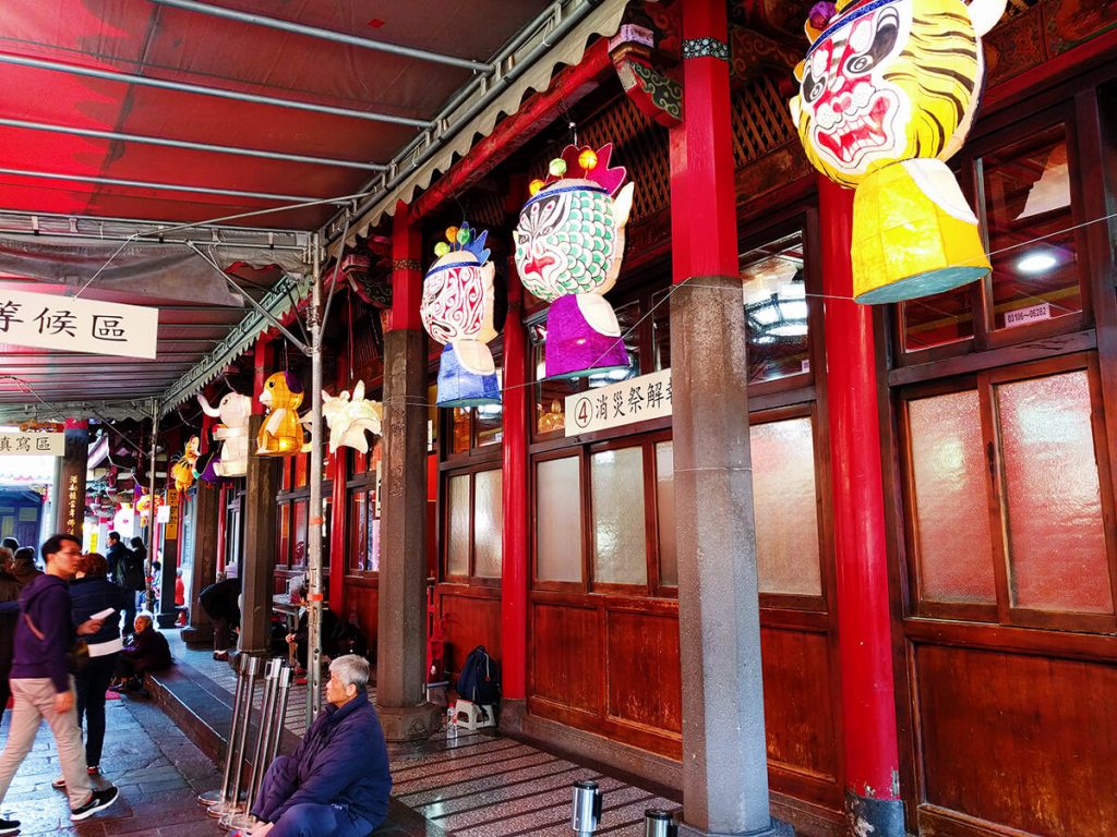 Lungshan Temple lanterns things to do in taipei