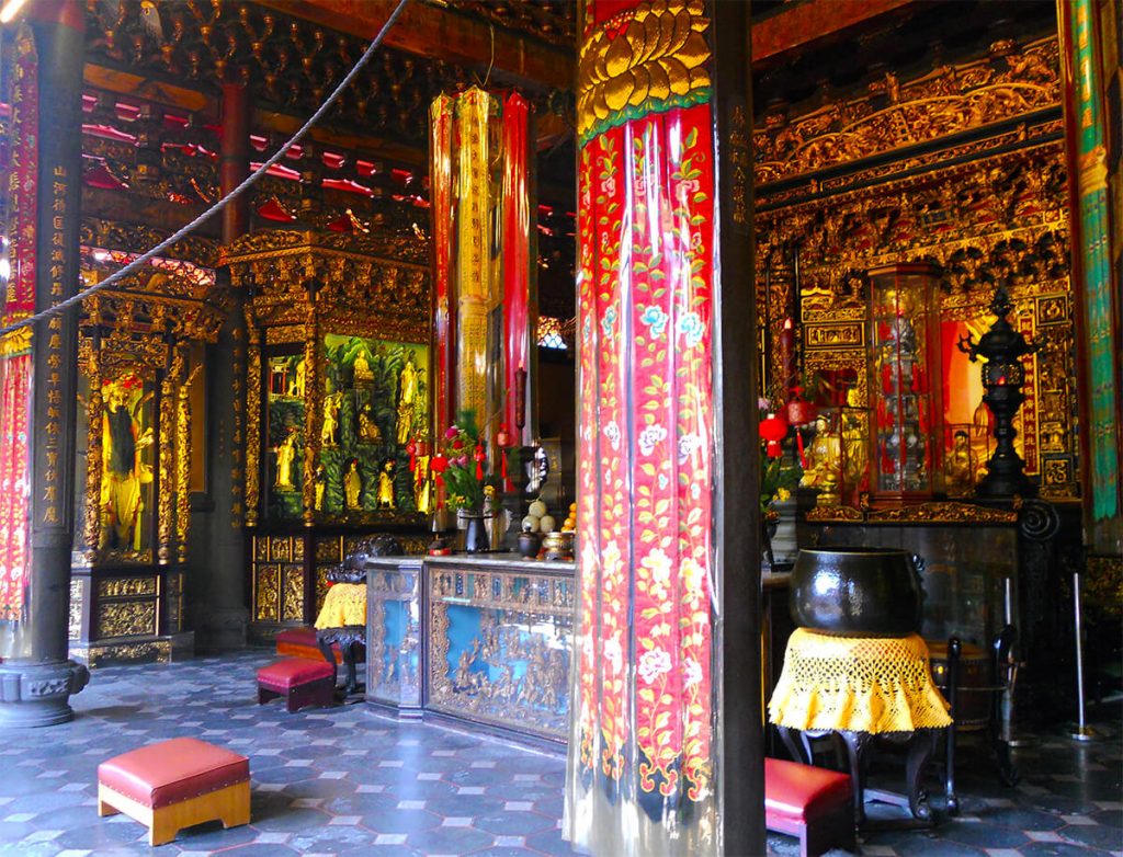 Lungshan Temple pray