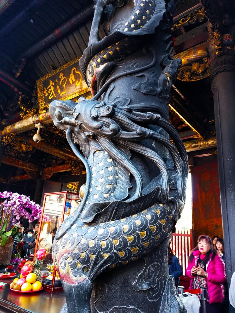 lungshan temple pillars